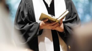 キリスト教精神に基づく老人ホームの終末期ケアとは？チャプレン（施設付き牧師）やACPが支える最期の時間